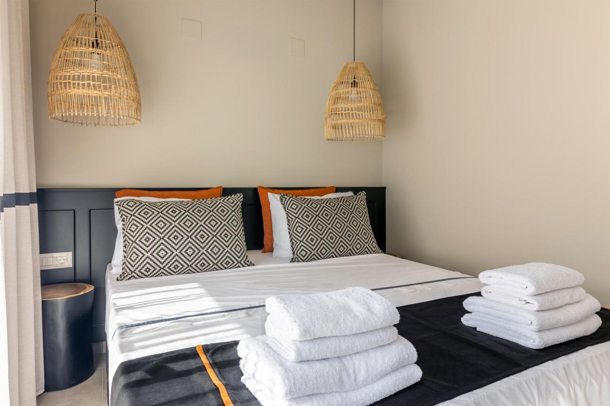 Andrews Luxury Suites Near The Airport Heraklion  ภายนอก รูปภาพ
